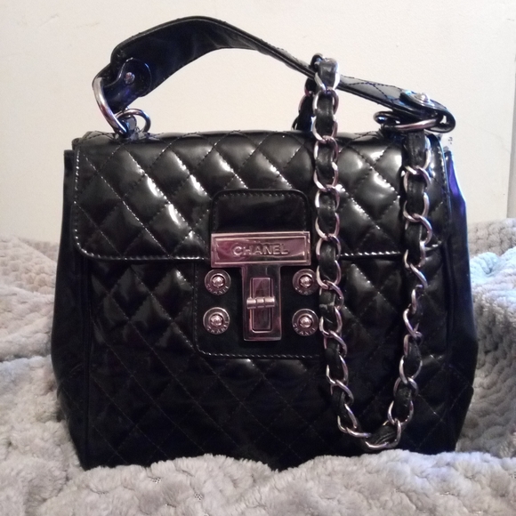CHANEL Medium Boy Flap Bag - Picture 2 of 8